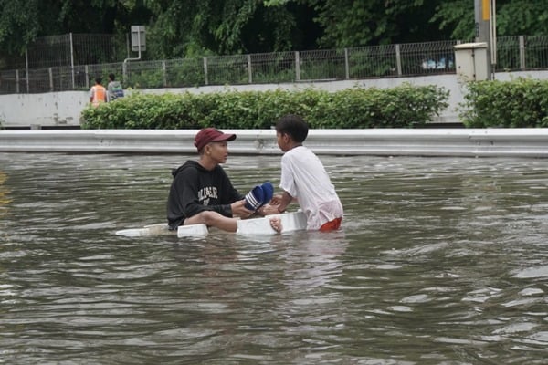 Foto Penampakan Banjir Jakarta dan Tangerang