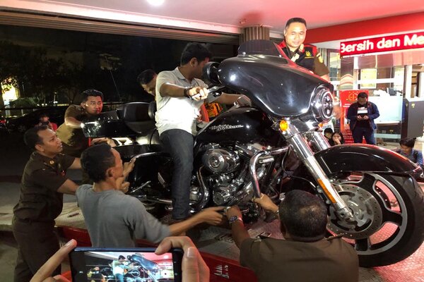 Kejagung Sita Mobil Mewah dan Harley Milik Tersangka Hendrisman Rahim