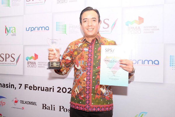 Manager Humas Pupuk Kaltim Wahyudi berpose usai menerima penghargaan Gold Winner kategori E-Magazine State Own Enterprise pada ajang The 9th SPS Indonesia Inhouse Magazine Award (InMA) 2020 gelaran Serikat Perusahaan Pers (SPS)./JIBI-Istimewa