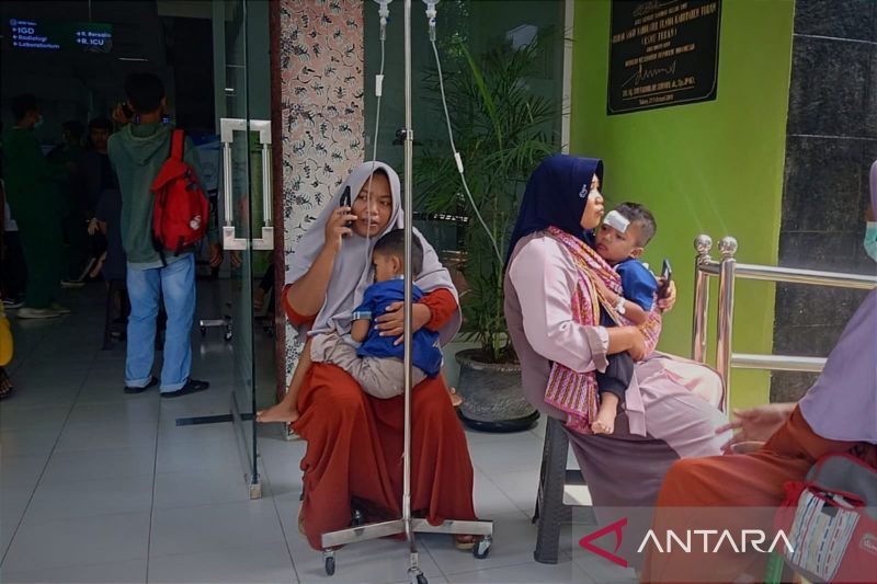 Sejumlah pasien rawat inap Rumah Sakit NU Tuban, Jawa Timur dievakuasi ke luar gedung setelah merasakan getaran gempa bumi, Jumat (22/3/2024)/ANTARA/HO-BNPB