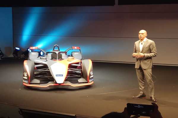 LAPORAN DARI JEPANG: Hadapi Musim Ke-6, Nissan Luncurkan Tampilan Baru Mobil Formula E