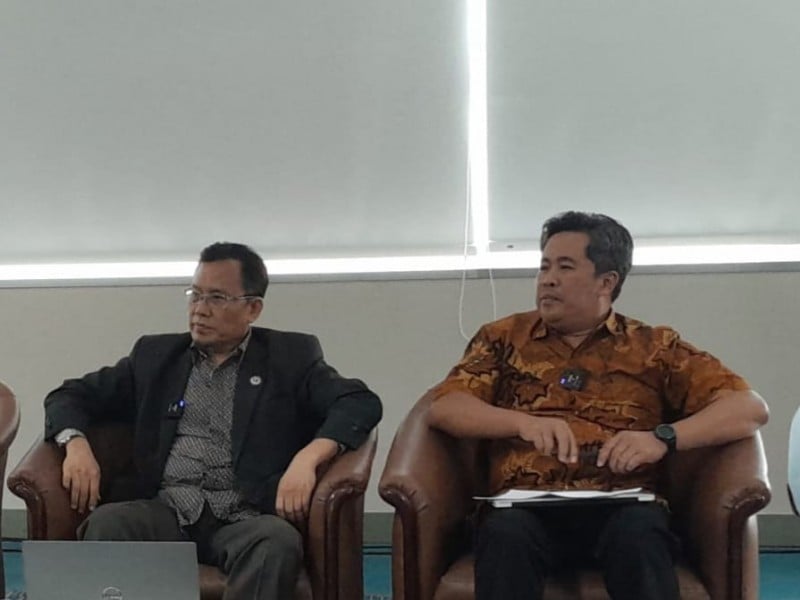 Kepala Organisasi Riset Energi dan Manufaktur (OREM) BRIN, Haznan Abimanyu dan Direktur Pemanfaatan Riset dan Inovasi BRIN Dadan Nugraha dalam konferensi pers di kantor BRIN, Jakarta pada Jumat (14/7/2023). Bisnis -Widya Islamiati