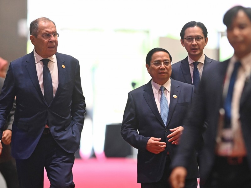 Menteri Luar Negeri Rusia Sergei Lavrov (kiri) berjalan bersama Perdana Menteri Vietnam Pham Minh Chinh (ketiga kanan) menuju ruang KTT ke-18 Asia Timur di Jakarta, Kamis (7/9/2023)./Media Center KTT ASEAN 2023