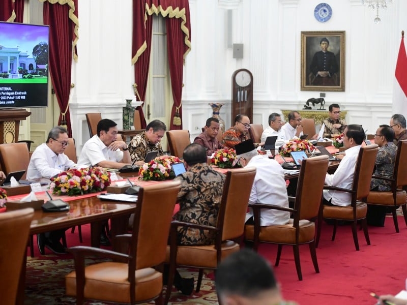 Wishnutama Kusubandio mengikui rapat terbatas (ratas) yang dilaksanakan oleh Presiden Joko Widodo (Jokowi) bersama sejumlah Menteri Kabinet Indonesia Maju yang membahas soal perniagaan elektronik di Istana Merdeka Jakarta, Senin (25/9/2023)/BPMI Sekretariat Presiden