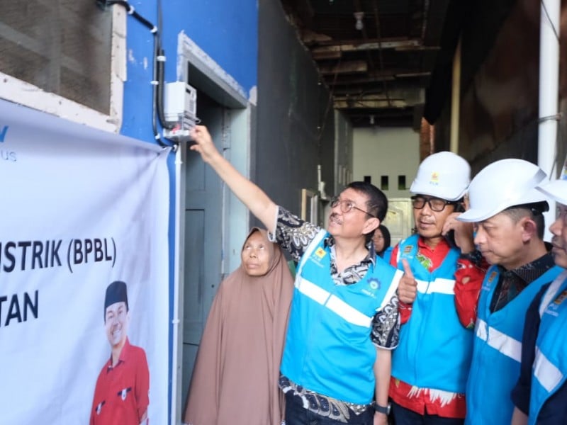 175 Warga Prasejahtera di Makassar Dapat Sambungan Listrik PLN Gratis