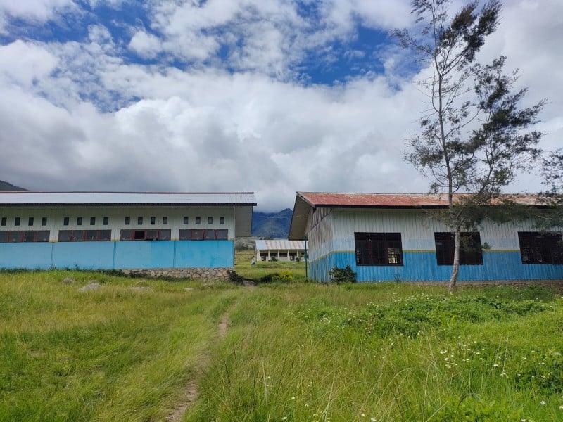 Salah satu bangunan SMP/SMA Advent Satap Kampung Sogokomo Kecamatan Asolokobal, Kabupaten Jayawijaya, Papua Pegunungan