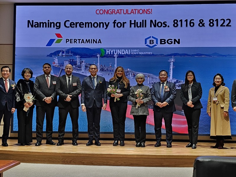 Direktur Utama PT Pertamina International Shipping Yoki Firnandi (kelima dari kiri), Group CEO BGN Ruya Bayegan (tengah), Direktur Utama PT Pertamina (Persero) Nicke Widyawati (kelima dari kanan) dalam Seremoni Penamaan Hull 8116 & 8122 di Mokpo, Korea Selatan/Bisnis-Maria Y. Benyamin