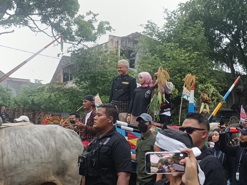 Paslon 03 Ganjar Pranowo bersama istrinya Atikoh dan putranya Alam Ganjar memimpin kirab budaya di Solo, Jawa Tengah pada Sabtu (2/10/2024). JIBI/ Surya Artha 