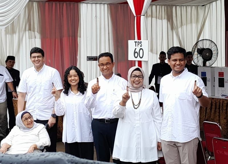 Calon Presiden (Capres) nomor urut 01, Anies Baswedan bersama keluarga mendatangi TPS 060 Kelurahan Cilandak untuk melelakukan pencoblosan pada Pemilu 2024, Rabu (14/2/2024). /Bisnis-Lukman.