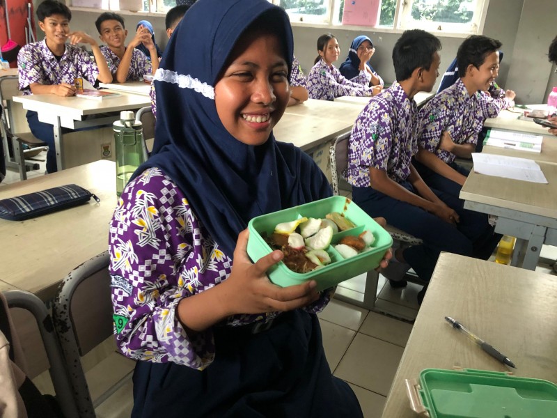 Seorang siswi SMPN 2 Tangerang memperlihatkan menu makan siang gratis yang didapatnya. JIBI/Annasa Rizki Kamalina 