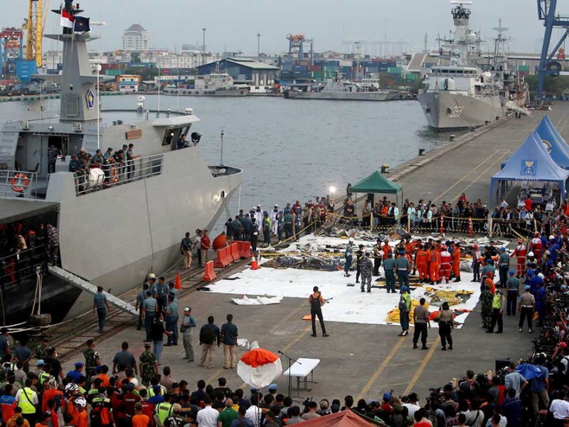 Petugas melakukan evakuasi kantung jenazah korban jatuhnya pesawat Lion Air bernomor registrasi PK-LQP dengan nomor penerbangan JT 610 di Posko Evakuasi Terpadu, Tanjung Priok, Jakarta, Kamis (1/11/2018). Bisnis/Nurul Hidayat