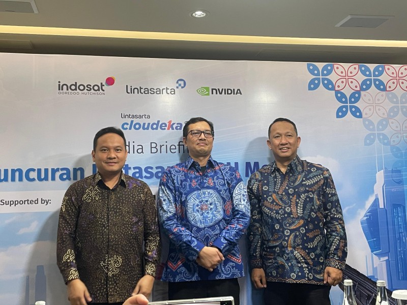 Director & Chief Commercial Officer Lintasarta Fitrah Muhammad (kiri), President Director & CEO Lintasarta Bayu Hanantasena (tengah), Chief Cloud Officer Lintasarta Gidion Suranta Barus (kanan) dalam acara media briefing Peluncuran Lintasarta GPU Merdeka di Jakarta, Rabu (21/8/2024). -Bisnis/Rika Anggraeni