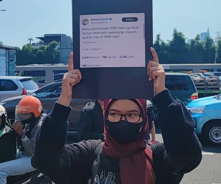 Berbagai Poster Kreatif di Demo #KawalPutusanMK, dari Dinasti Jokowi hingga Diminta Tahu Malu