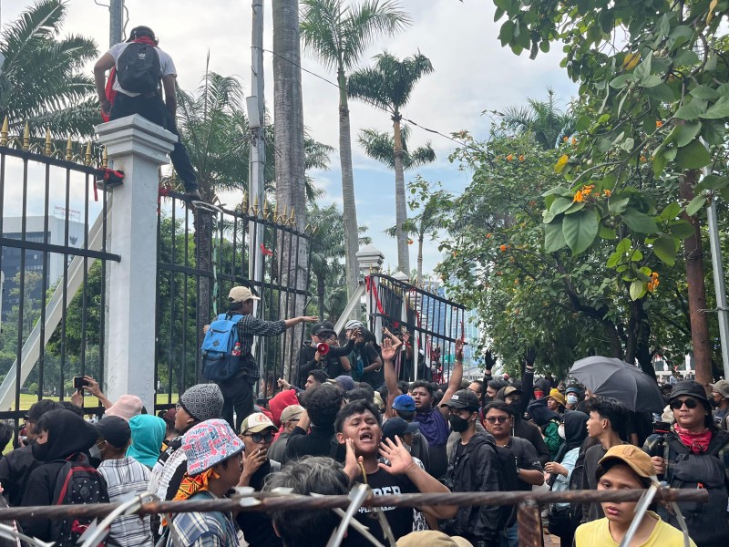 Para pendemo membobol pagar Gedung DPR saat unjuk rasa penolakan RUU Pilkada, Kamis (22/8/2024)/Bisnis-Anshary Madya Sukma