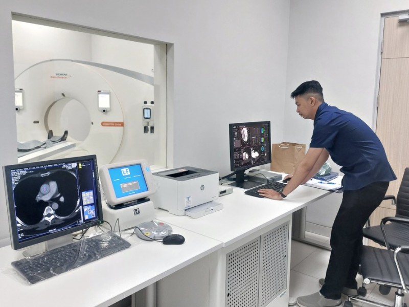 Petugas Radiografer sedang mengoperasikan perangkat di ruang monitor CT Scan Dual Source Ciputra Hospital Surabaya, Sabtu (24/08/2024)./Bisnis - Syaharuddin Umngelo.