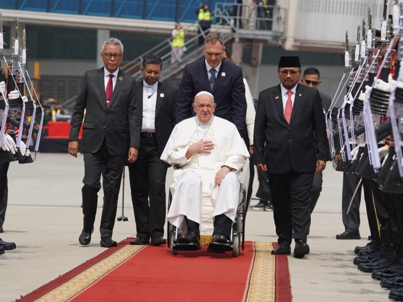 Paus Fransiskus didampingi Menteri Agama Yaqut Cholil Qoumas saat upacara kepulangan dari Indonesia