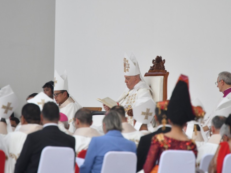 Paus Fransiskus saat memimpin misa akbar di Stadion Gelora Bung Karno