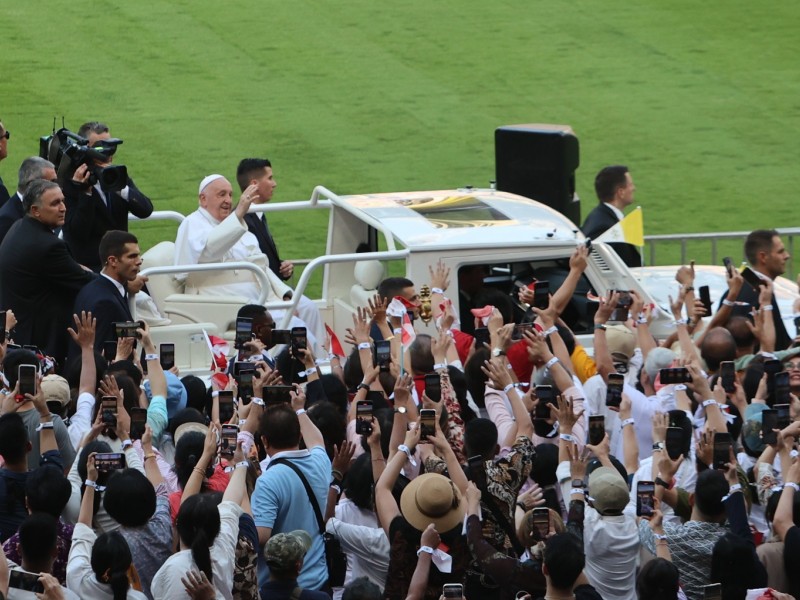 Paus Fransiskus menyapa jemaat dengan popemobile saat sebelum misa akbar di Stadion Gelora Bung Karno