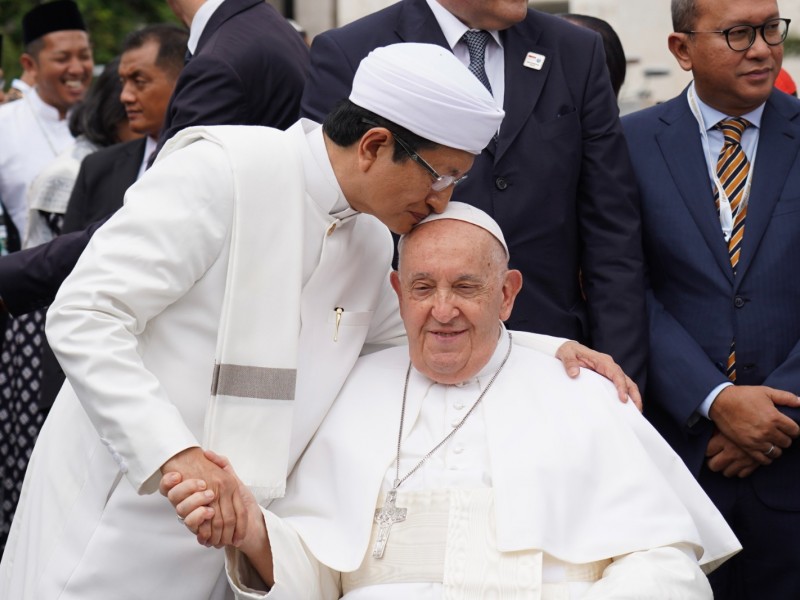 Imam Besar Masjid Istiqlal Nassarudin Iman mencium kening Paus Fransiskus saat berkunjung ke Masjid Istiqlal