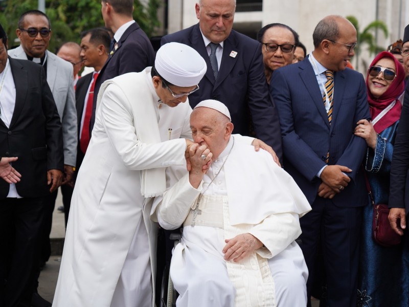 Paus Fransiskus mencium tangan Imam Besar Masjid Istiqlal saat berkunjung ke Masjid Istiqlal