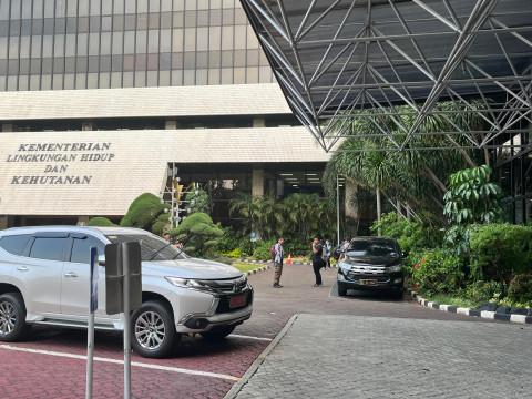 Suasana penggeladahan Kejagung di Kantor KLHK pada Kamis (3/10/2024)/Bisnis-Anshary Madya Sukma