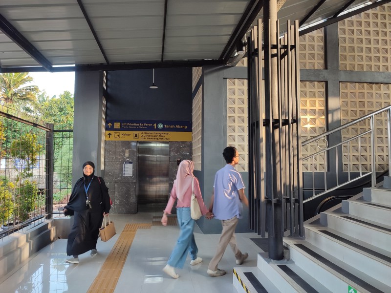 Fasilitas lift dan eskalator baru di Stasiun Jurangmangu, Tangsel. Bisnis/Artha Adventy