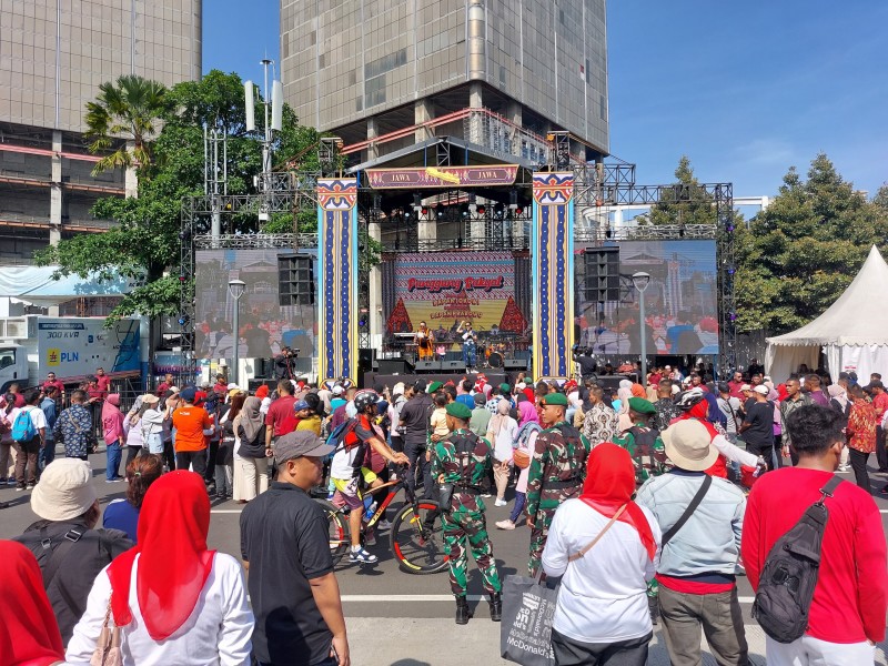 Suasana Jalan M.H. Thamrin mulai ramai dikunjungi warga menjelang pelantikan Prabowo Subianto-Gibran Rakabuming Raka sebagai presiden dan wakil presiden periode 2024-2029, Minggu (20/10/2024) pagi.