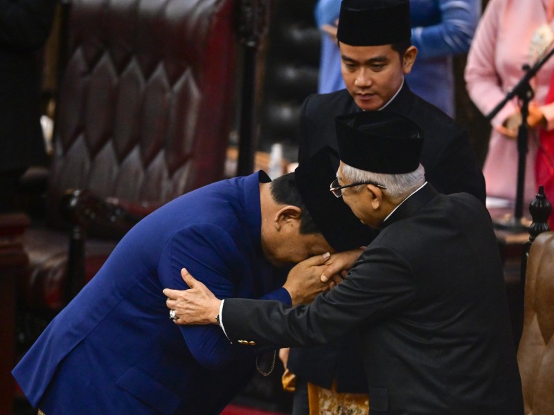 Presiden Prabowo Subianto (kiri) mencium tangan Wapres ke-13 RI Ma'ruf Amin (kanan) dengan disaksikan Wapres Gibran Rakabuming Raka (tengah) usai dilantik dalam sidang paripurna MPR di Gedung Nusantara, Kompleks Parlemen, Senayan, Jakarta, Minggu (20/10/2024). ANTARA FOTO/Rivan Awal Lingga