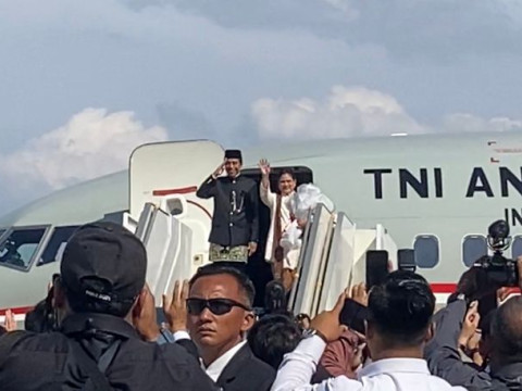 Presiden ke-7 RI Joko Widodo dan Iriana Jokowi saat bertolak ke Solo pada Minggu (20/10/2024)/Bisnis-Akbar Evandio