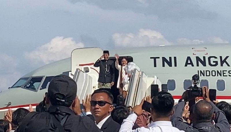 Presiden ke-7 RI Joko Widodo dan Iriana Jokowi saat bertolak ke Solo pada Minggu (20/10/2024)/Bisnis-Akbar Evandio