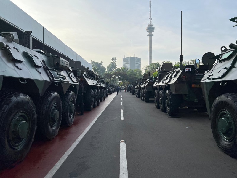 Tank Anoa di Gedung DPR-MPR