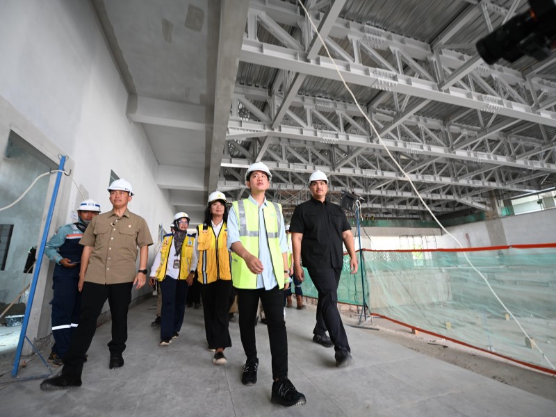 Wakil Presiden Gibran Rakabuming Raka saat meninjau proyek Cibubur Youth Elite Sport Center (CYESC) yang berlokasi di Cibubur, Jakarta Timur.