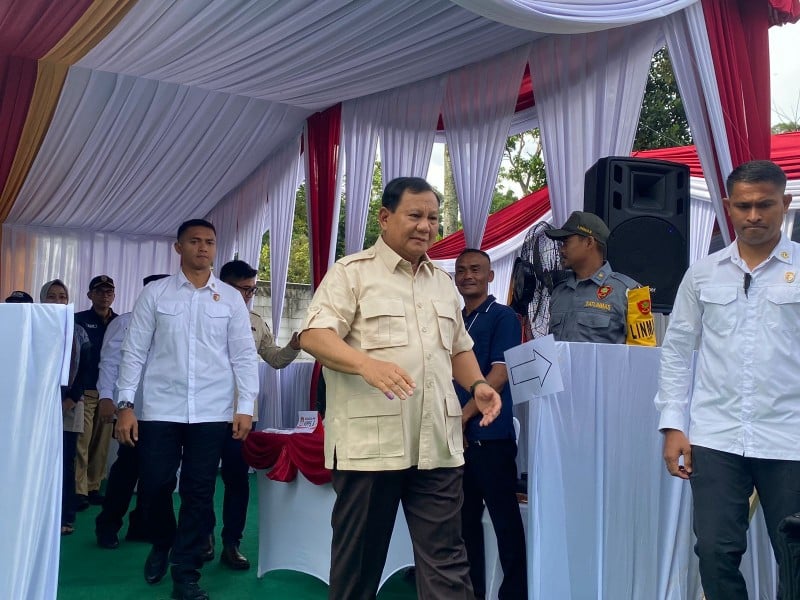 Pakai Kemeja Safari Coklat, Prabowo Nyoblos Pilkada Serentak di TPS Hambalang