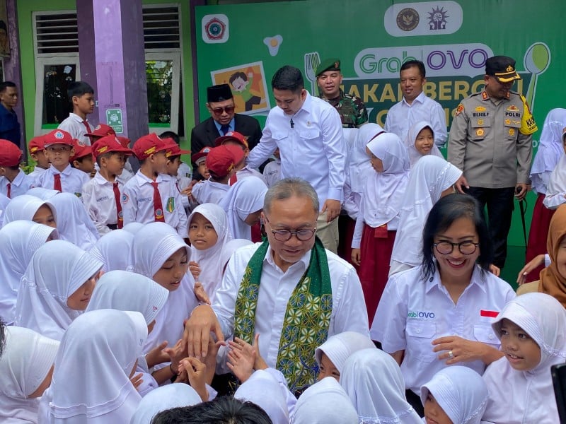 ‎Menteri Koordinator Pangan Zulkifli Hasan setelah meninjau uji coba program MBG yang dilakukan Grab Indonesia di SD Muhammadiyah 1 Wonopeti, Kulon Progo, Yogyakarta, Senin (16/12/2024).