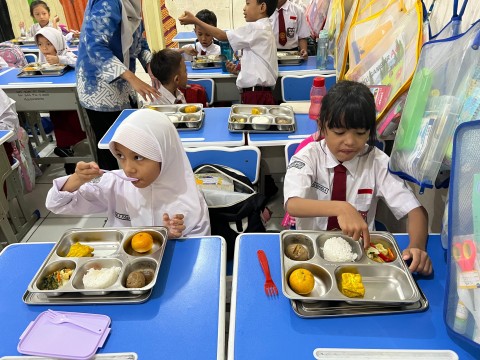 Siswa kelas 1 di SDN 07 Slipi Pagi, Jakarta Barat menyantap MBG saat jam istirahat, di Jakarta, Kamis (9/1/2025). JIBI/Annisa Nurul Amara