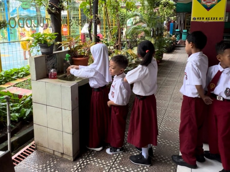 Para siswa kelas 1 mencuci tangan sebelum menyantap MBG, di SDN 07 Slipi Pagi, Jakarta Barat, Kamis (9/1/2025). JIBI/Annisa Nurul Amara