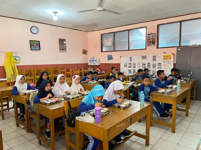 Siswa kelas 5 di SDN Kedung Jaya 2, Kota Bogor menyantap MBG saat jam istirahat, Jumat (10/1/2025). JIBI/Annisa Nurul Amara