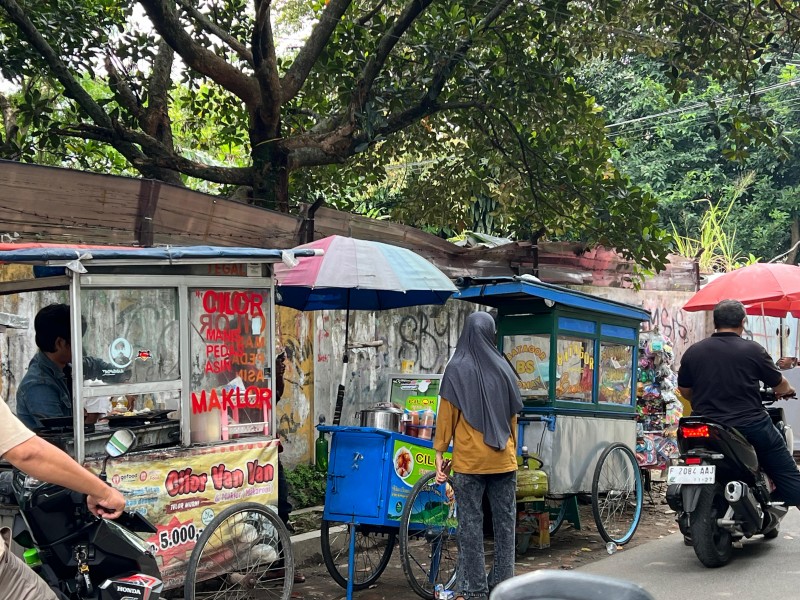 Para pedagang yang berjualan di depan SDN Kedung Jaya 2 Kota Bogor, Jumat (10/1/2025). JIBI/Annisa Nurul Amara