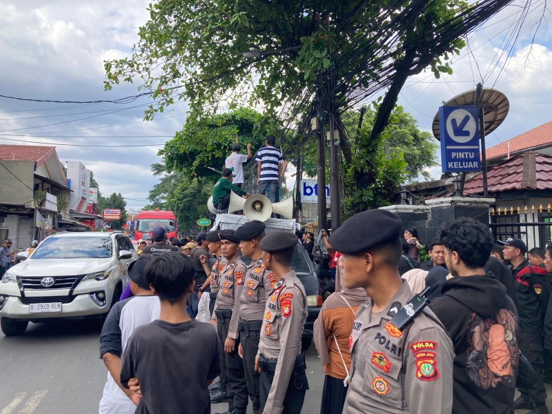 Suasana jelang sidang putusan praperadilan Sekjen PDIP Hasto Kristiyanto terkait kasus suap Harun Masiku dan dugaan perintangan penyidikan, di PN Jakarta Selatan, Kamis (13/2/2025)/Bisnis-Dany Saputra.