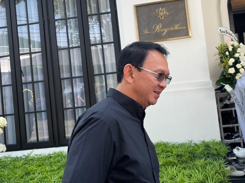 Mantan Gubernur DKI Jakarta Basuki Tjahaja Purnama (Ahok) tiba di rumah duka mantan Menteri BUMN Tanri Abeng di Kebayoran Lama, Jakarta Selatan pada Minggu (23/6/2024). JIBI/Anshary Madya Sukma 