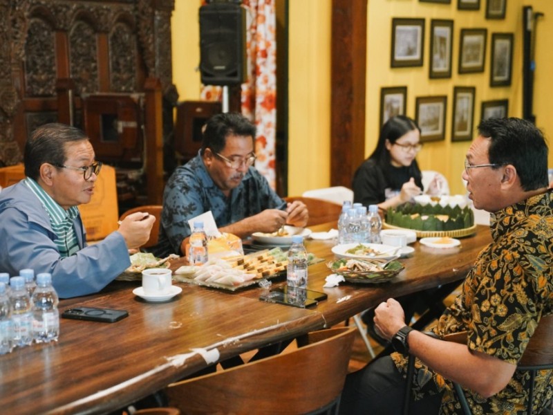 Foto Pramono, Bang Doel, Ahok Makan Lontong Cap Gomeh saat Masa Tenang Pilkada