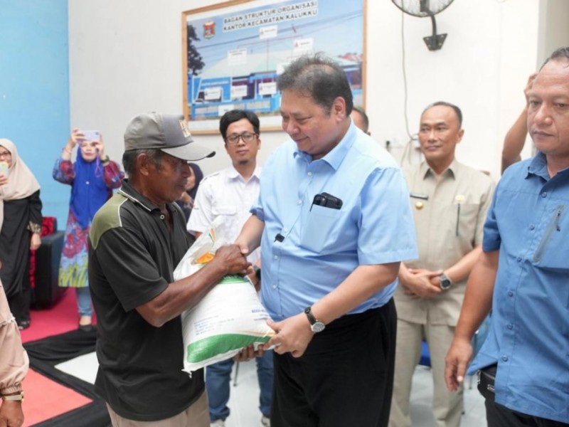 Menteri Koordinator Bidang Perekonomian Airlangga Hartarto menyalurkan Bantuan Pangan sekaligus melakukan Temu Wicara dengan 100 Penerima Bantuan Pangan (PBP) di Kantor Kecamatan Kalukku, Kabupaten Mamuju, Provinsi Sulawesi Barat, Jumat (2/2/2024)./Istimewa