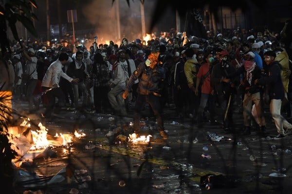 Demonstran terlibat kericuhan saat menggelar Aksi 22 Mei di depan gedung Bawaslu, Jakarta, Rabu (22/5/2019)/ANTARA FOTO-Indrianto Eko Suwarso