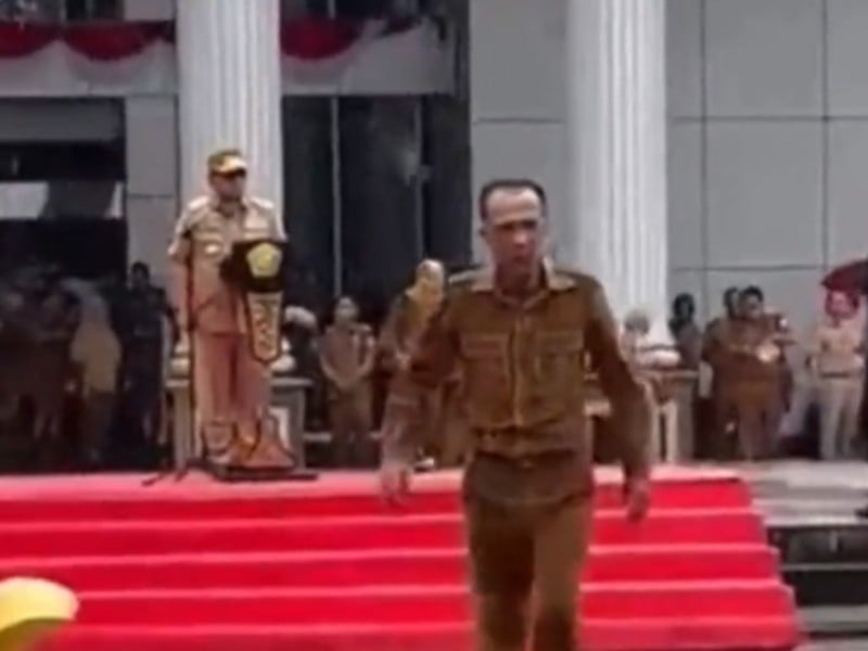 Pj Gubernur Andap Budhi  yang memimpin apel di tengah hujan disoraki ASN Pemprov Sulawesi Utara (Sultra).