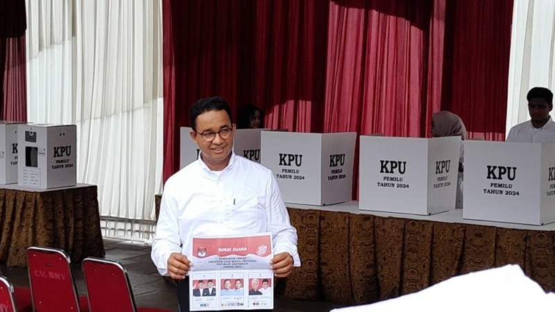 Anies Baswedan menunjukkan surat suara kepada awak media sebelum memberikan hak suaranya di Pilpres 2024 beberapa waktu lalu/Bisnis 