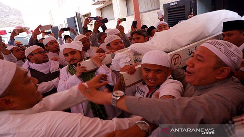 Foto-foto Jenazah Mbah Moen Menuju Pemandian di Mekkah