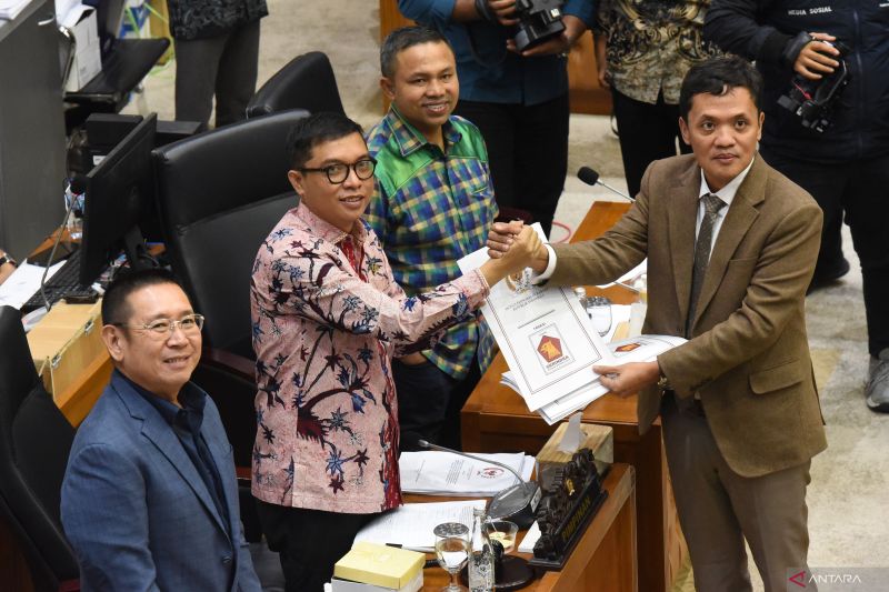 Wakil Ketua Badan Legislasi DPR Achmad Baidowi (kedua kiri) menerima berkas pandangan mini Fraksi Partai Gerindra dari anggota Baleg Fraksi Gerindra Habiburokhman (kanan) disaksikan Ketua Badan Legislasi DPR Wihadi Wiyanto (kiri), dan Wakil Ketua Badan Legislasi DPR RI Abdul Wahid (kedua kanan) dalam rapat pengambilan keputusan pembahasan RUU Pilkada antara Baleg DPR dengan Pemerintah di Kompleks Parlemen, Senayan, Jakarta, Rabu (21/8/2024). ANTARA FOTO/Indrianto Eko Suwarso