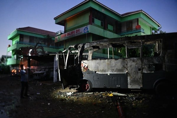 Massa Bakar Mobil di Komplek Asrama Brimob, Ini Foto-Fotonya