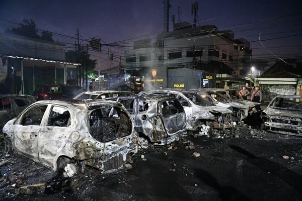 Massa Bakar Mobil di Komplek Asrama Brimob, Ini Foto-Fotonya