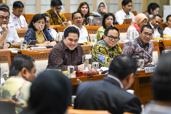 Merombak Gerbong Pelat Merah